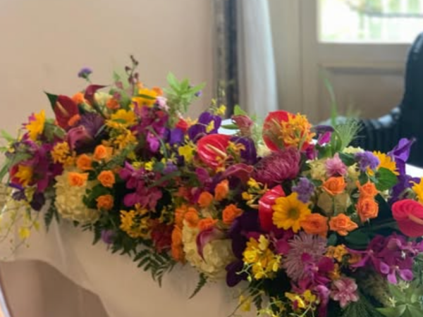 神戸市の花屋咲桜のピンクの花のウェディングテーブルフラワー
