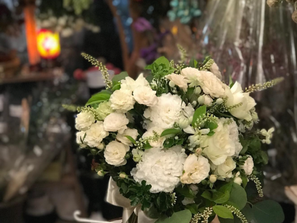 神戸市の花屋咲桜の白い花のウェディングブーケ